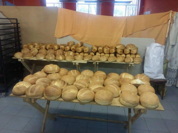 В прифронтовой Марьинке выпекли первую партию хлеба и раздали его жителям города