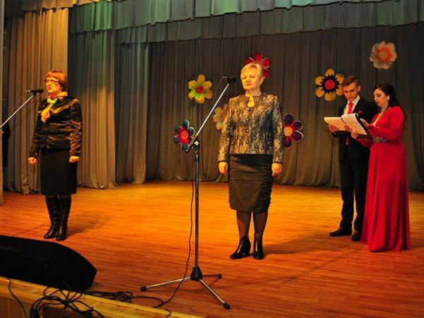 В Курахово торжественно поздравили лучших доярок Марьинского района
