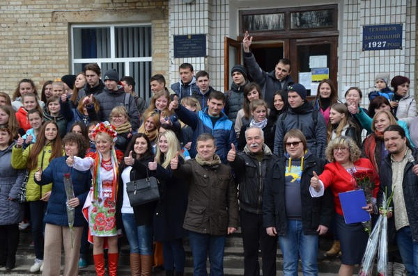Украинские исполнители подарили хорошее настроение жителям прифронтовой Красногоровки