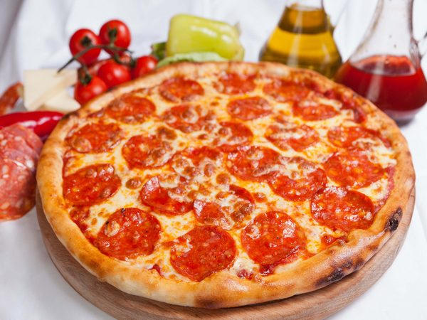 рецепт домашней пиццы с колбасой и сыром