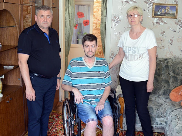 Народный депутат помог приобрести инвалидную коляску кураховчанину с тяжелым диагнозом