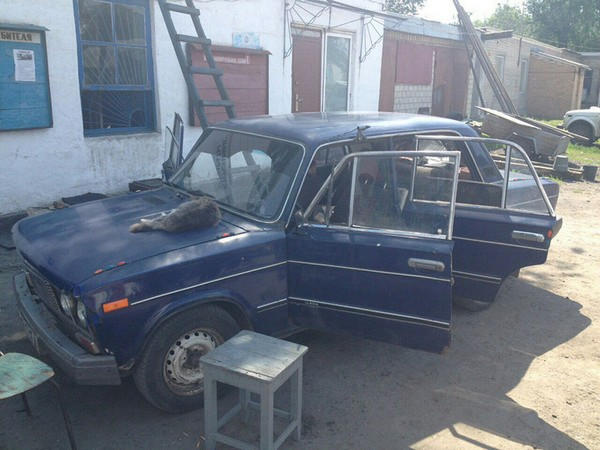 В результате взрыва в Красногоровке повреждены автомобиль и магазин