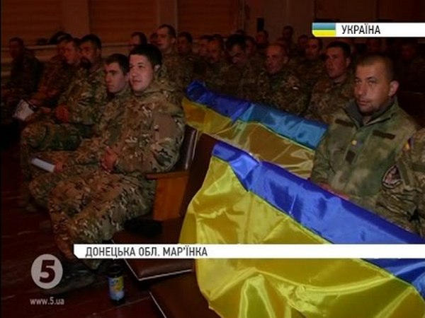 Жители Марьинки торжественно проводили украинских военных на демобилизацию