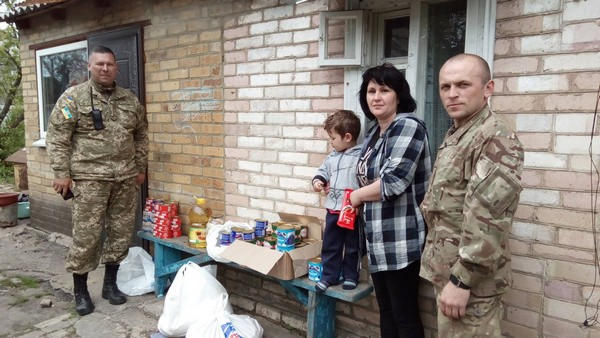 Украинские военные передали продукты многодетным семьям Красногоровки