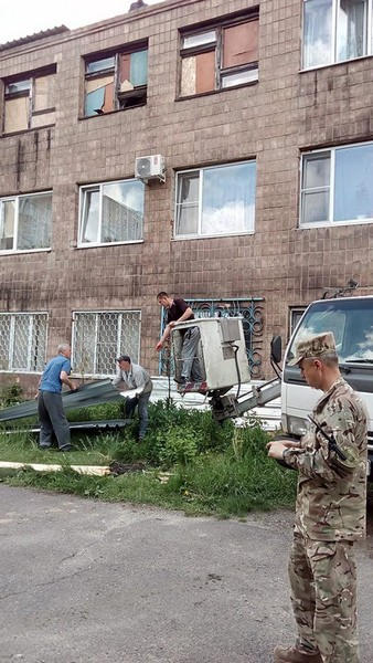 Украинские военные помогают в благоустройстве Марьинки и Красногоровки