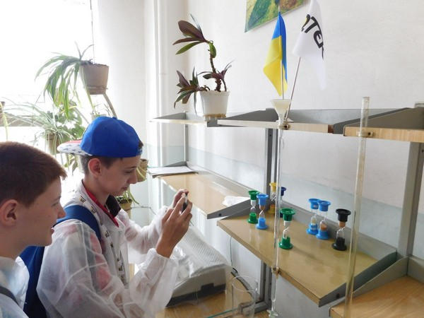 Сотрудники химического цеха Кураховской ТЭС открыли «секреты» четырнадцатилетним гимназистам