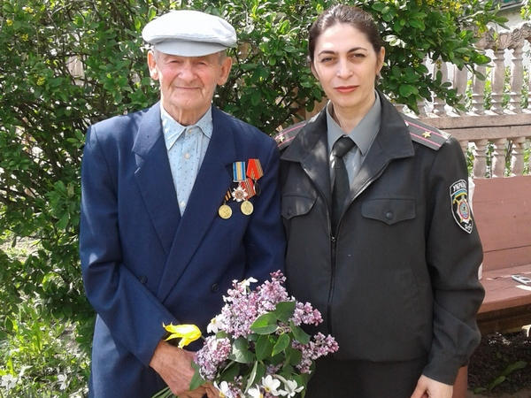Накануне 9 Мая ветеран из Марьинки рассказал о своей жизни и получил поздравления