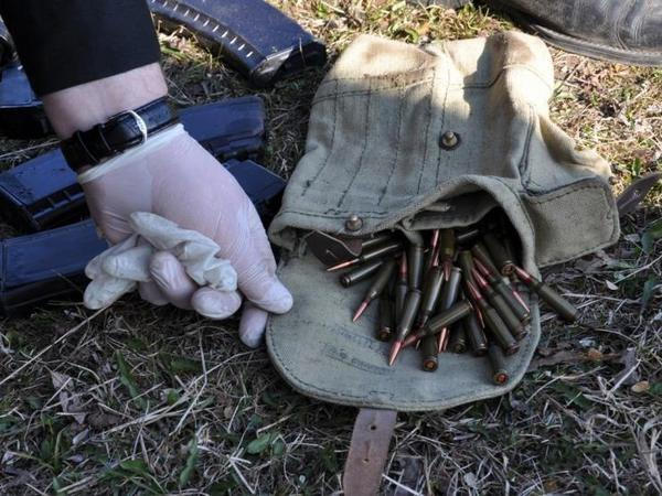 В Марьинском районе обнаружен тайник с разнообразным оружием и боеприпасами