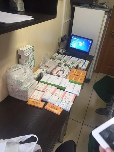 Через КПВВ «Марьинка» пытались незаконно провезти лекарства стоимостью более 200 тысяч гривен