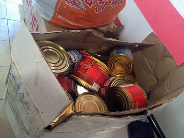 В Курахово житель Винницкой области пытался отправить посылку с консервами и патронами
