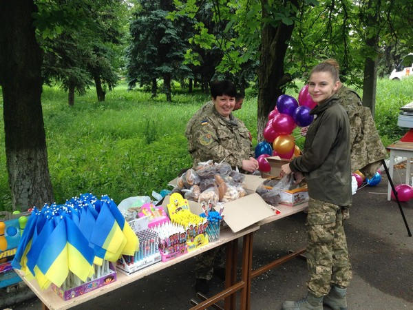 Военные подарили маленьким жителям прифронтовой Марьинки праздник детства