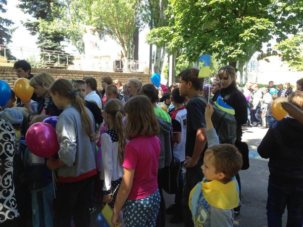 Военные подарили маленьким жителям прифронтовой Марьинки праздник детства