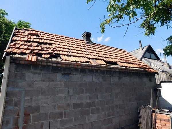 В результате артобстрела из неизвестного оружия в Марьинке поврежден жилой дом