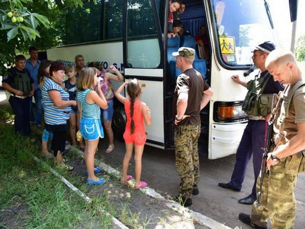 Под Угледаром главный полицейский Донетчины навел порядок в автобусе с детьми