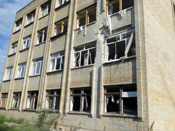 Боевики продолжают разрушать школу в Красногоровке
