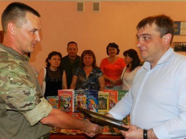 Детям Угледара передали украинские книги из Кривого Рога