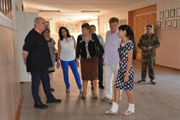 Заместитель Министра образования проинспектировал школы Марьинки и Красногоровки