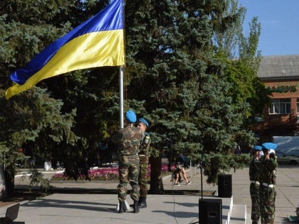 В День Государственного флага в Курахово и Марьинке прошли митинги, а в Угледаре открыли памятник Шевченко
