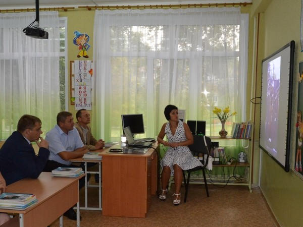 К 1 сентября школа в Угледаре получила подарки от народного депутата