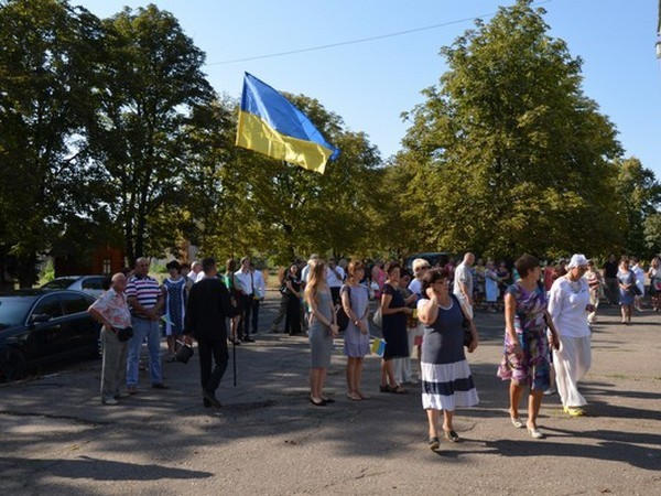 В прифронтовой Марьинке торжественно подняли украинский флаг