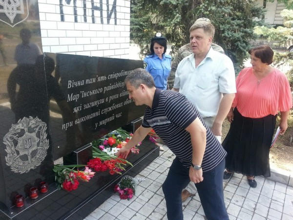 В прифронтовой Марьинке почтили память погибших сотрудников правоохранительных органов