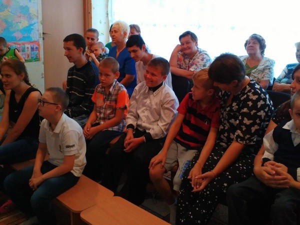 Особенным детям Марьинского района подарили праздник к Дню знаний