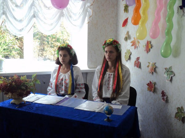 Педагогов прифронтовой Марьинки поздравили с профессиональным праздником