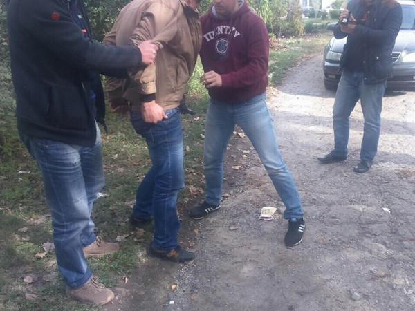 В Курахово задержан полицейский-взяточник, который подделывал документы за деньги