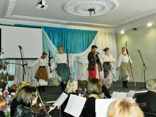 Жителям прифронтовой Красногоровки подарили спектакль