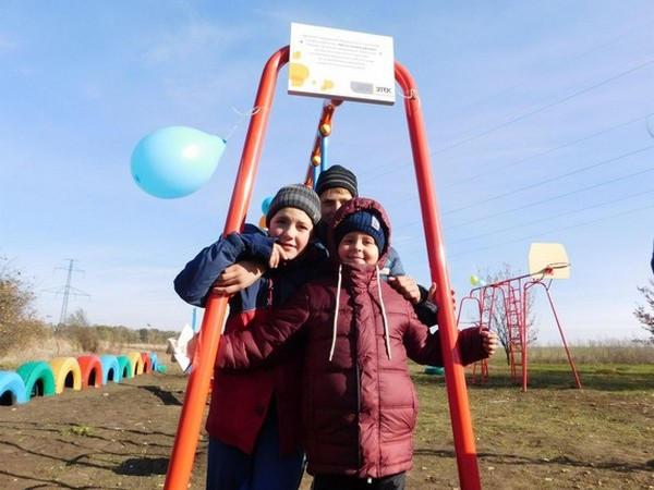 В Курахово появились две новые детские и одна спортивная площадка