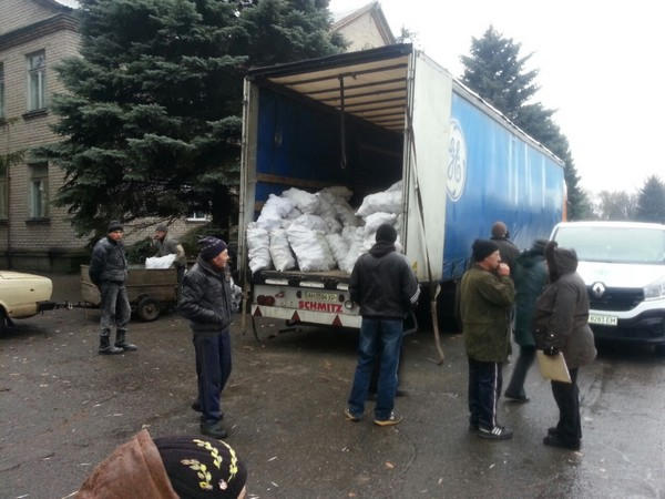 Жителям прифронтового села в Марьинском районе доставили гуманитарную помощь для отопления домов