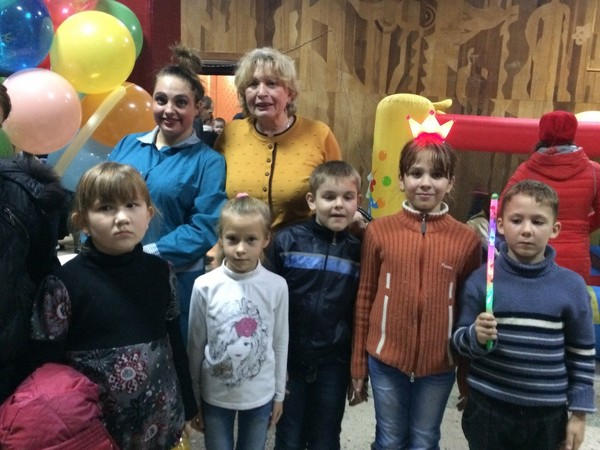 В Курахово деткам из Марьинского района подарили сказочное цирковое представление