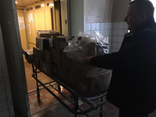 В больницу Курахово доставили гуманитарную помощь из Америки