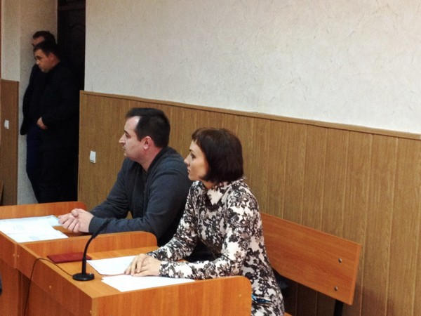 Суд пытается разобраться в огромных премиях мэра Курахово и его заместителей