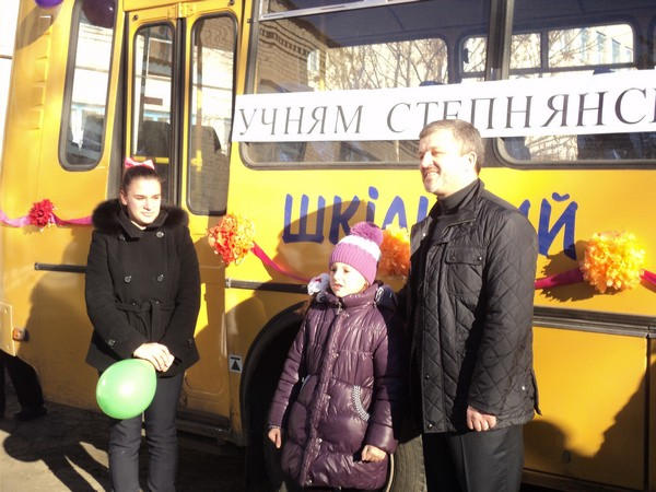 Прифронтовая школа в Марьинском районе получила новый школьный автобус