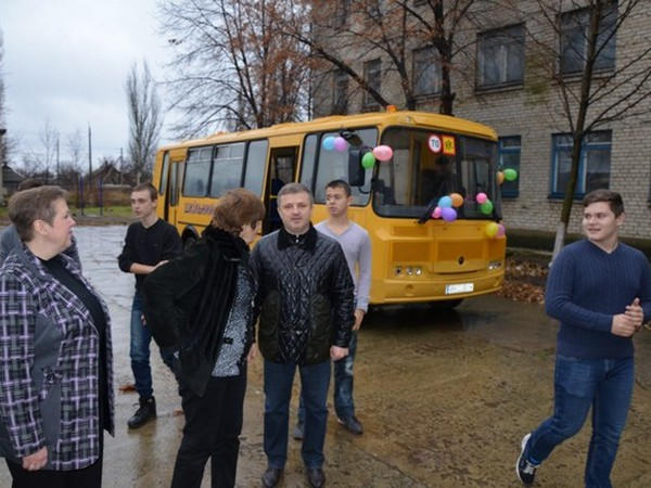 Кураховская школа получила новый школьный автобус