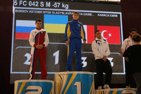 Кикбоксер из Курахово Владислав Гида завоевал «золото» на чемпионате Европы
