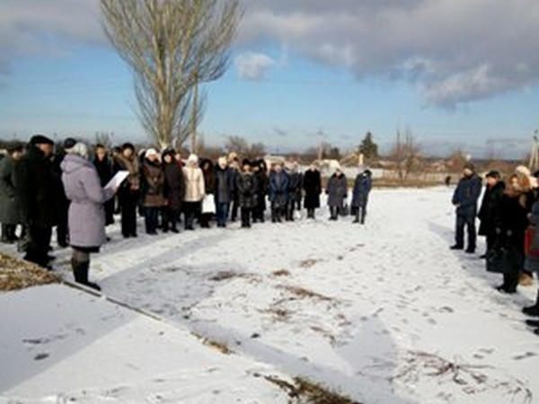 В прифронтовой Марьинке митингом почтили память жертв голодомора