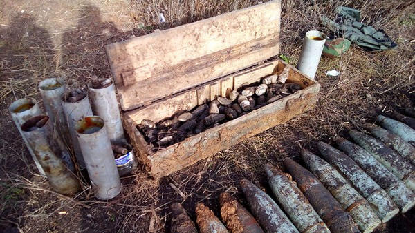В заброшенной землянке в Марьинском районе обнаружено 5 тонн крупнокалиберных снарядов