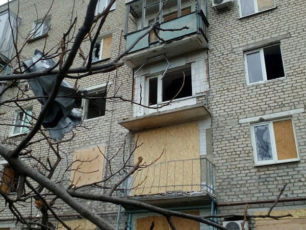 Многоэтажка, кафе и жилые дома стали мишенью боевиков в Марьинке
