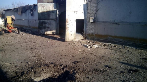На территорию сельхозпредприятия в Марьинке прилетело около 70 снарядов калибра 152 мм
