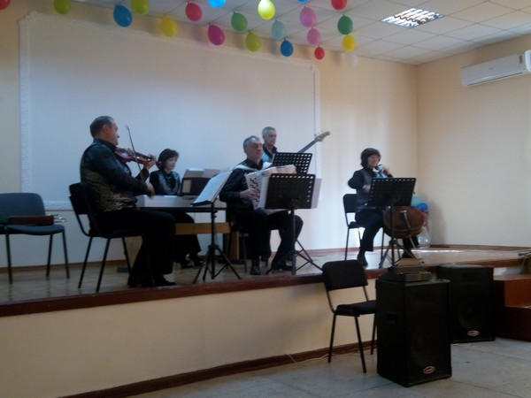 Жителям прифронтовой Марьинки подарили концерт классической музыки