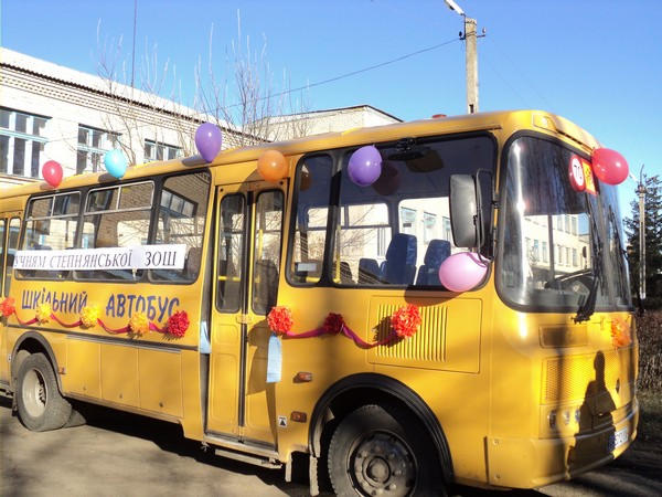 Прифронтовая школа в Марьинском районе получила новый школьный автобус