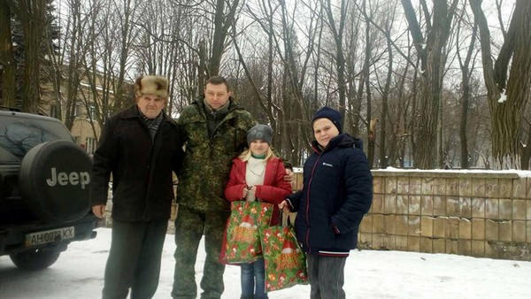 В Красногоровке и Марьинке дети получили новогодние подарки от полицейских