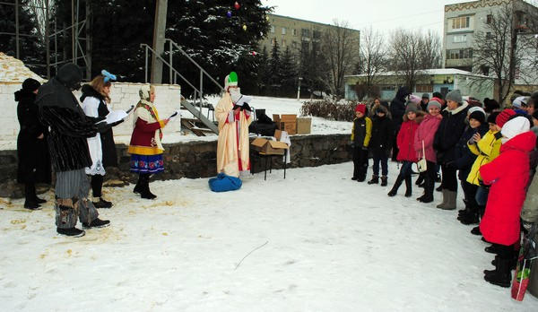 В прифронтовой Марьинке весело отпраздновали День Святого Николая