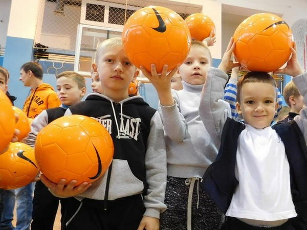 Дети Курахово получили футбольные мячи от ФК «Шахтер»