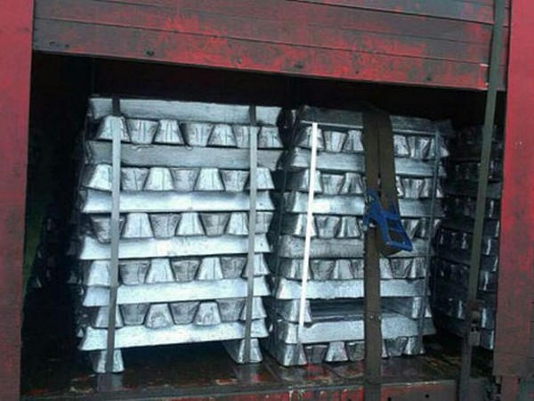 В Курахово на грузовике с надписью «Кока–Кола» пытались нелегально провезти 11 тонн алюминиевых слитков