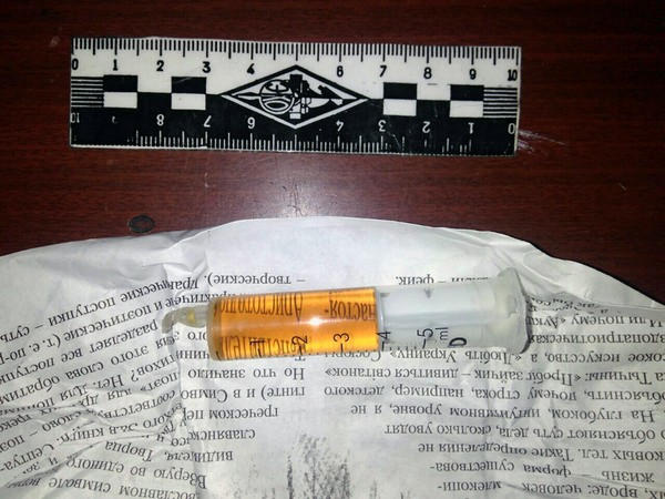 Житель Курахово пытался переправить за решетку наркотики