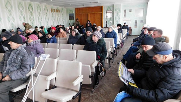 Жители Марьинки рассказали о своих проблемах главному полицейскому Марьинского района