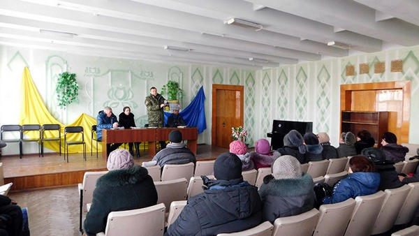 Жители Марьинки рассказали о своих проблемах главному полицейскому Марьинского района